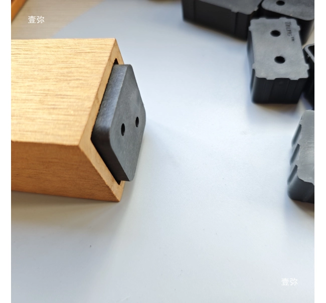 Montažni nosači od tvrde plastike za WPC drvene brisoleje (2 kom)